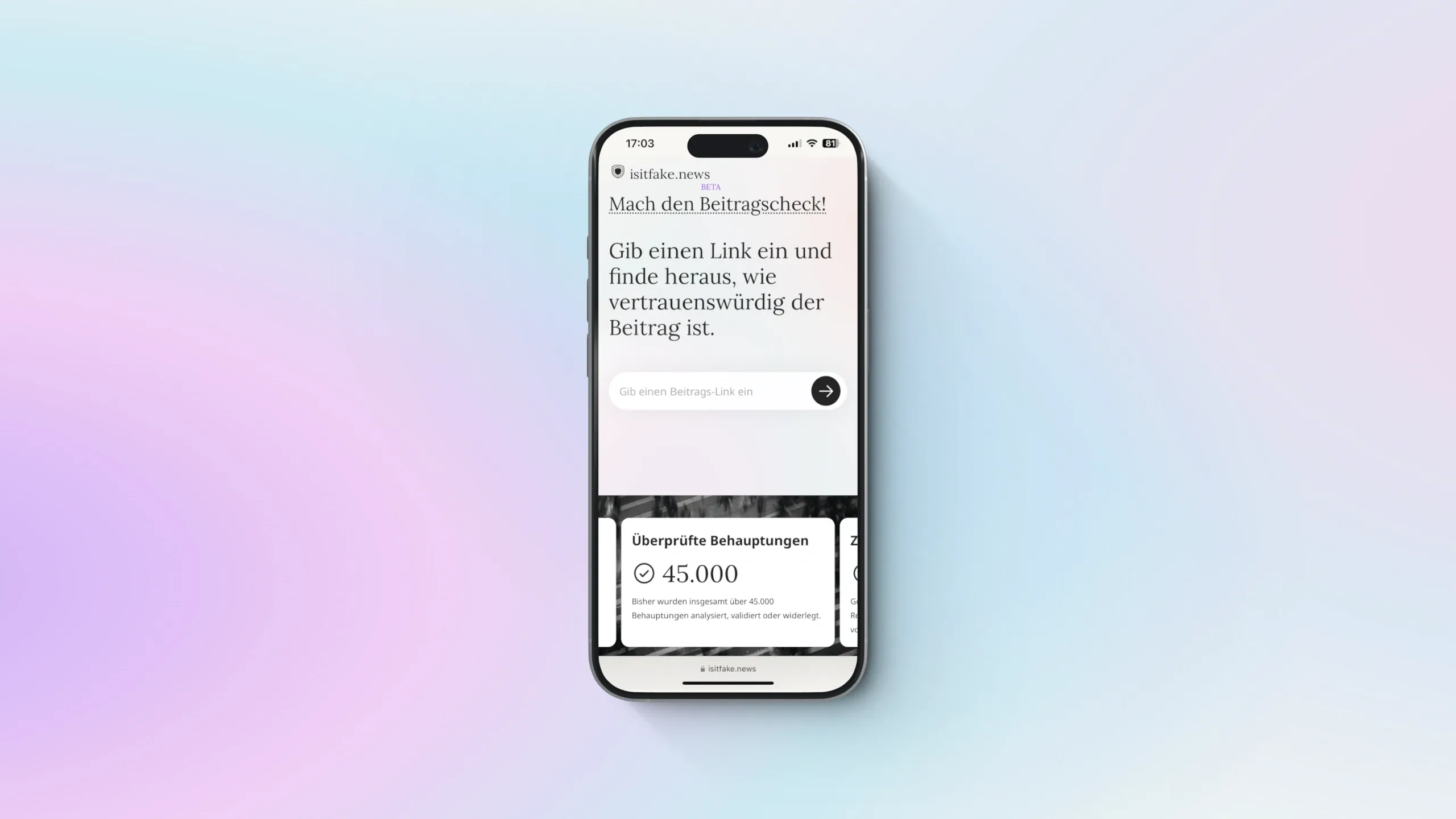Ein Smartphone vor einem pastellfarbenen Hintergrund zeigt die mobile Website von „isitfake.news“. Auf dem Display steht der Text „Mach den Beitragscheck! Gib einen Link ein und finde heraus, wie vertrauenswürdig der Beitrag ist.“ Darunter befindet sich ein Eingabefeld und eine Statistikkarte mit der Aufschrift „Überprüfte Behauptungen: 45.000“